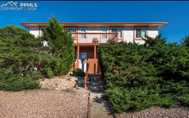 view of front of property featuring a balcony