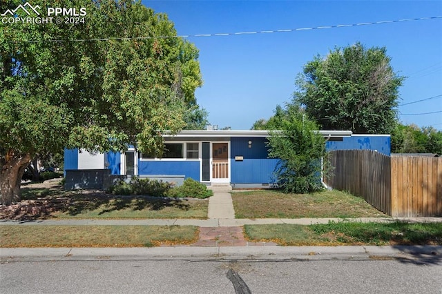 view of front of house featuring a front yard