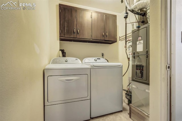 washroom featuring cabinets and washing machine and clothes dryer