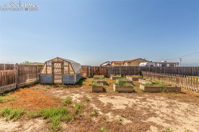 view of yard with an outbuilding