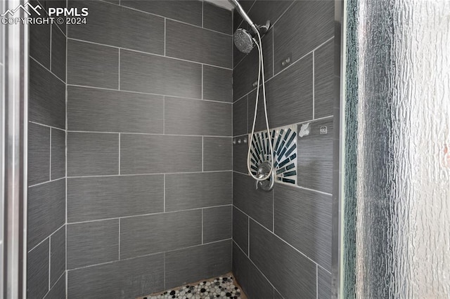 bathroom featuring tiled shower