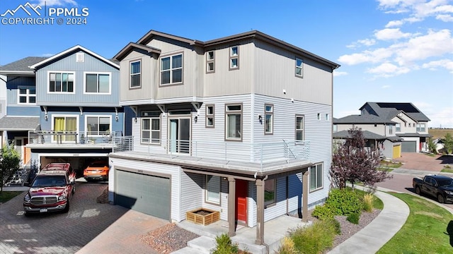 view of front facade featuring a garage