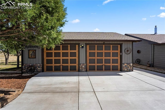 view of front facade featuring a garage