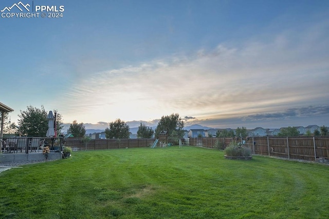 view of yard at dusk