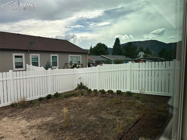 view of yard with a mountain view