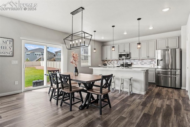 dining room featuring an inviting chandelier, dark hardwood / wood-style flooring, and sink