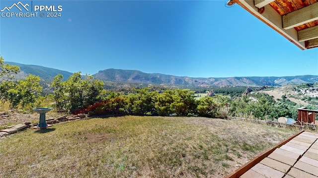 view of yard with a mountain view