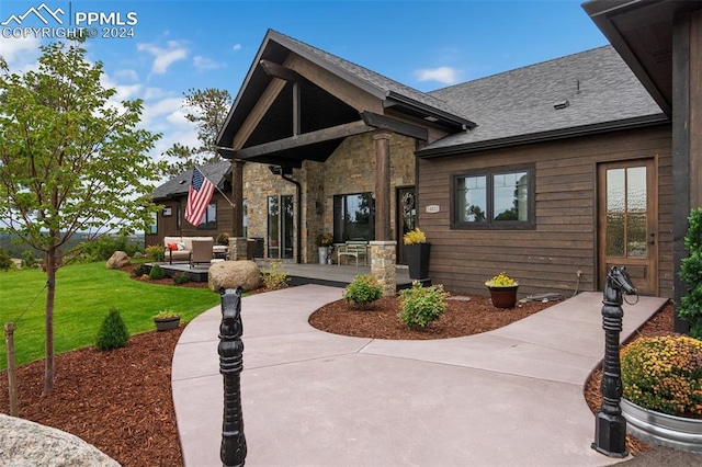 view of front of house featuring a front lawn