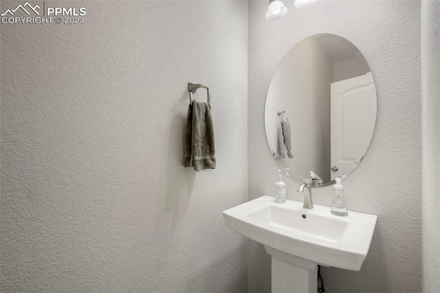 8032 Wheatland Dr, Colorado Springs, CO 80908 - bathroom featuring a sink