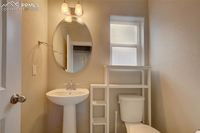 bathroom featuring toilet and sink