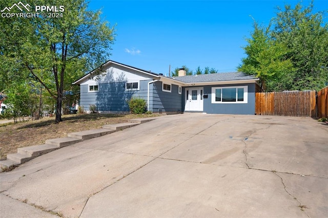 Listing photo 2 for 812 Maple Dr, Colorado Springs CO 80911