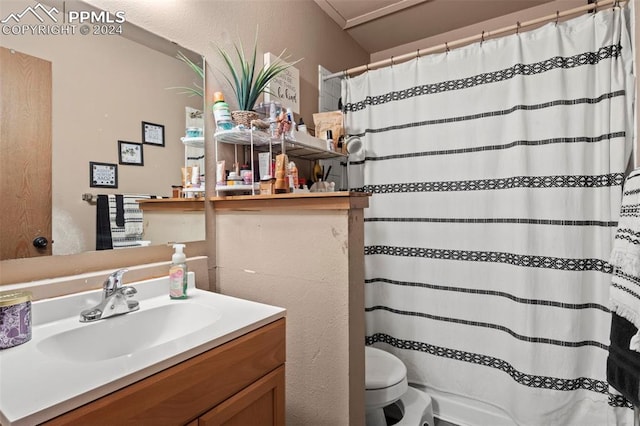 bathroom with a shower with curtain, vanity, and toilet