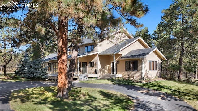 view of front of home featuring a front lawn