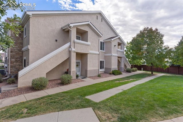 view of front of property featuring a front lawn