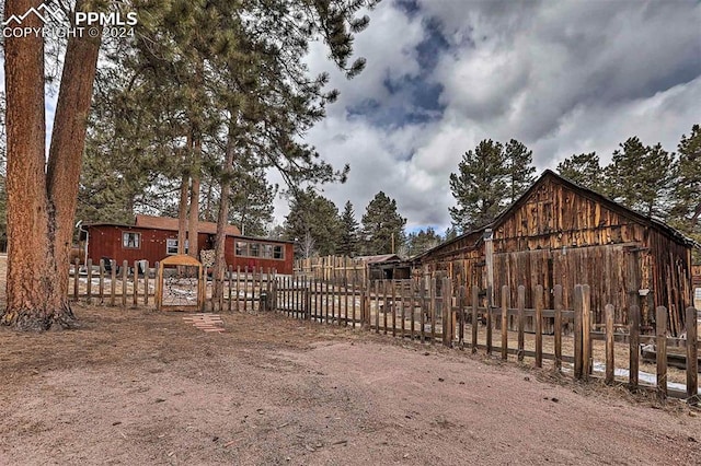 view of yard with an outdoor structure