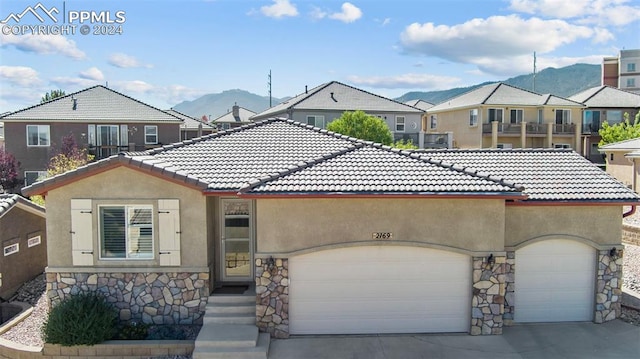 view of front of house featuring a mountain view