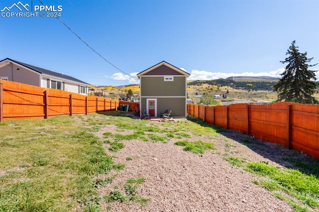 view of yard featuring a mountain view