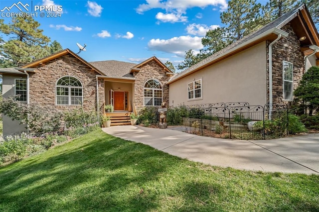 view of front of property featuring a front lawn