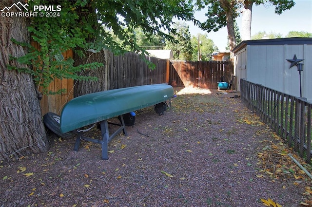 view of yard with a storage shed