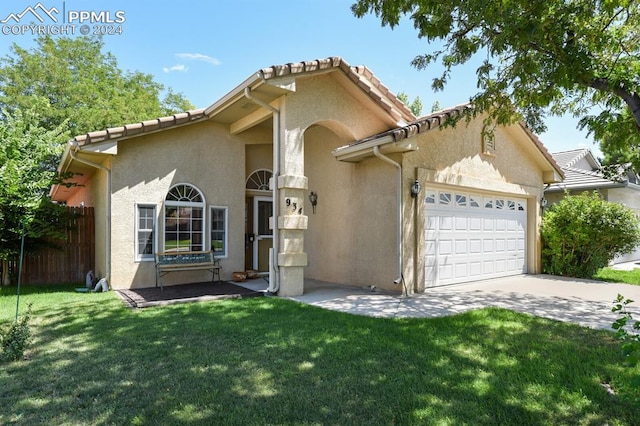 view of front of house featuring a front lawn and a garage