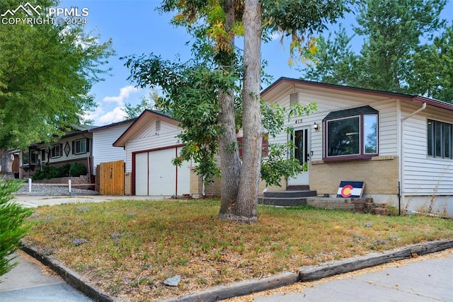 view of front facade featuring a garage and a front lawn