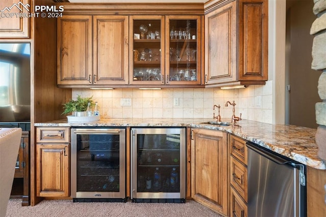 19155 Lochmere Ct, Monument, CO 80132 - indoor wet bar with wine cooler, backsplash, and light colored carpet