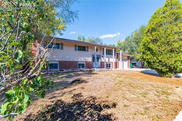 view of front of home featuring a front yard and a garage