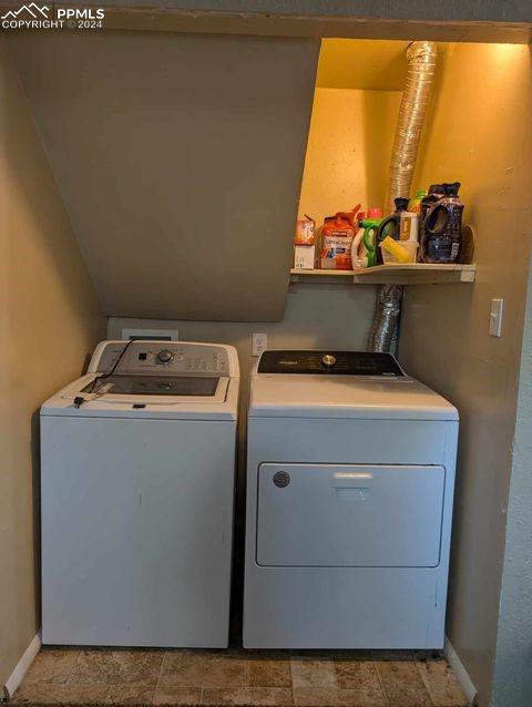 laundry room featuring washer and clothes dryer