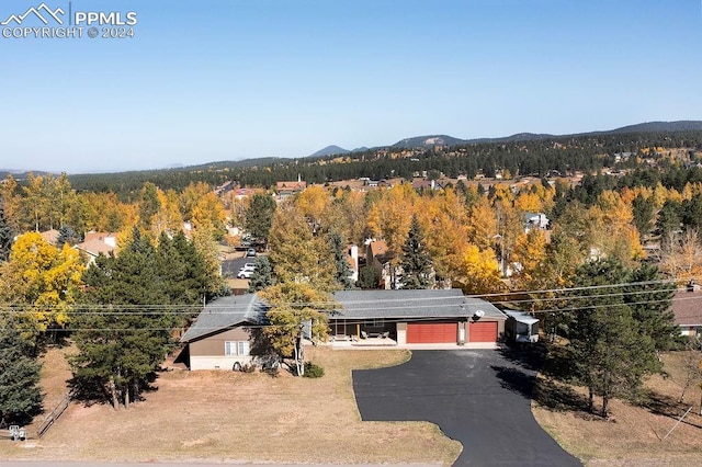 drone / aerial view featuring a mountain view