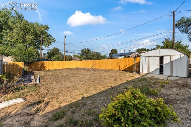 view of yard featuring a storage unit