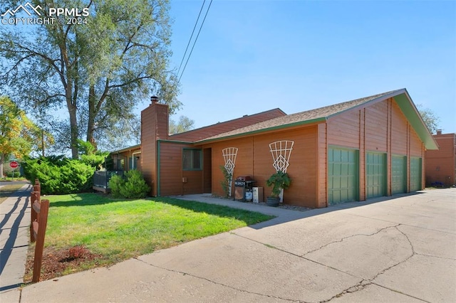 view of front of property featuring a front lawn