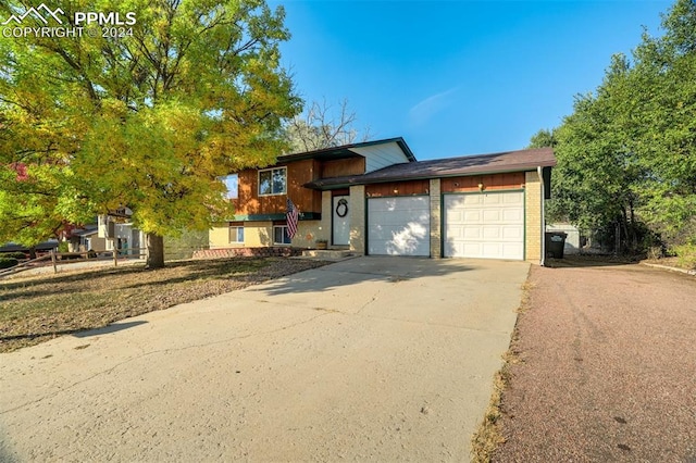 view of front facade featuring a garage