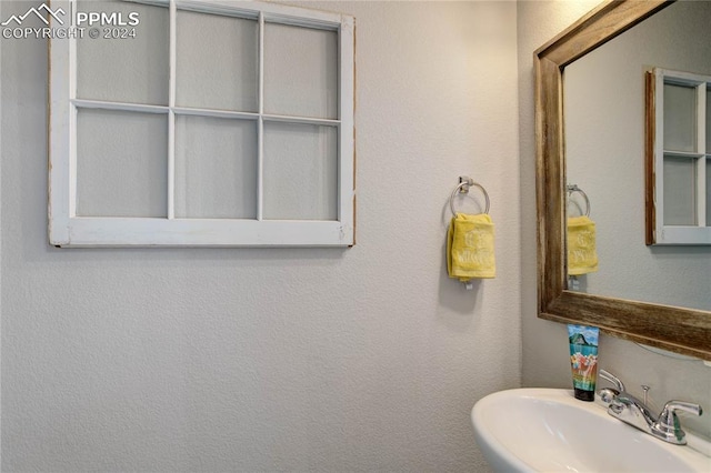 bathroom featuring sink