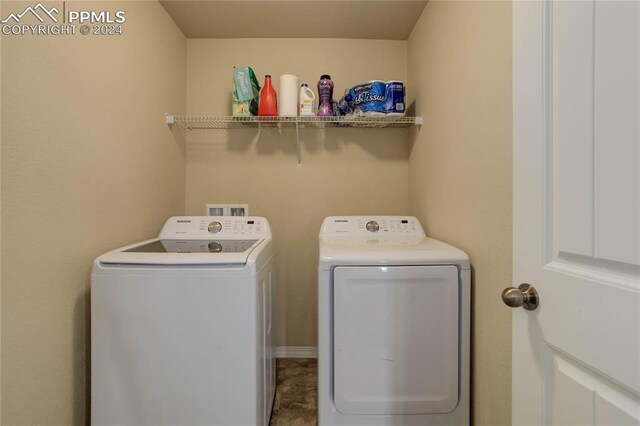 washroom featuring washing machine and clothes dryer