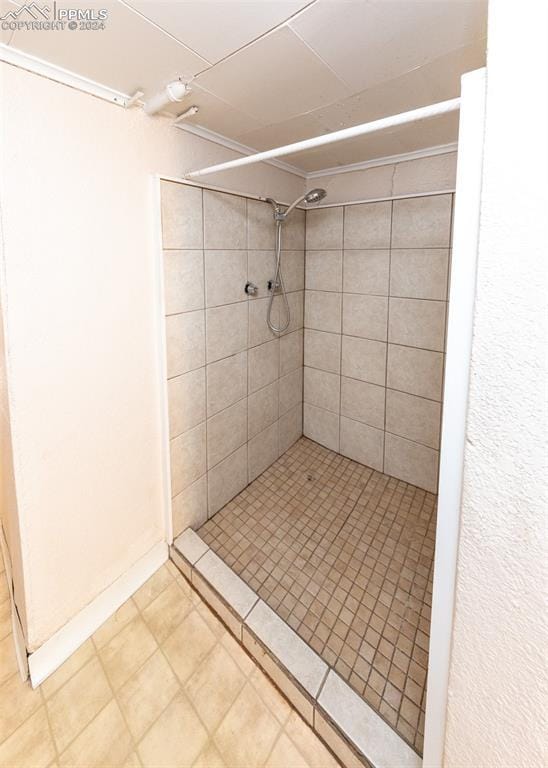 bathroom featuring a tile shower