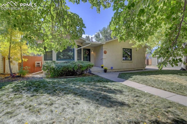 view of front facade with a front yard