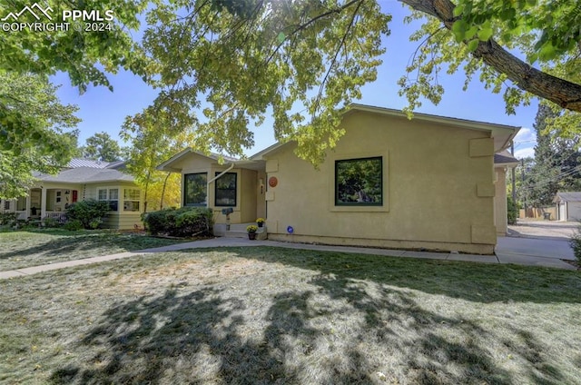 view of front facade with a front lawn