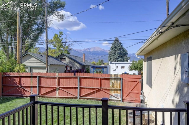 view of yard with a mountain view