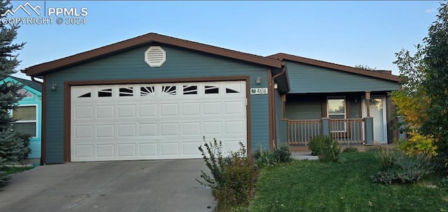 single story home with a porch