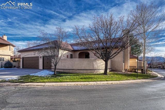 view of front facade featuring a garage and a front yard