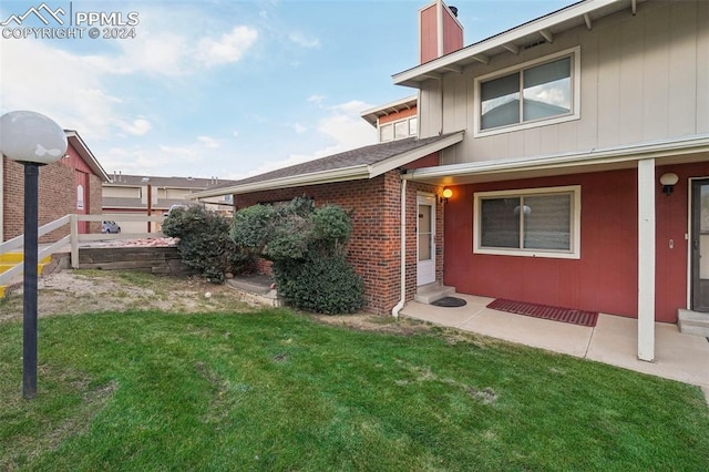 entrance to property featuring a yard