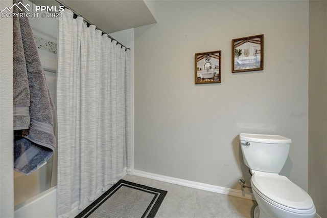 bathroom featuring toilet and shower / tub combo