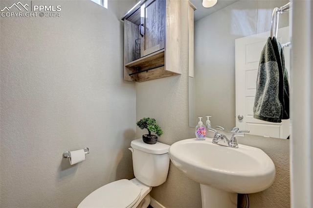 bathroom featuring toilet and sink