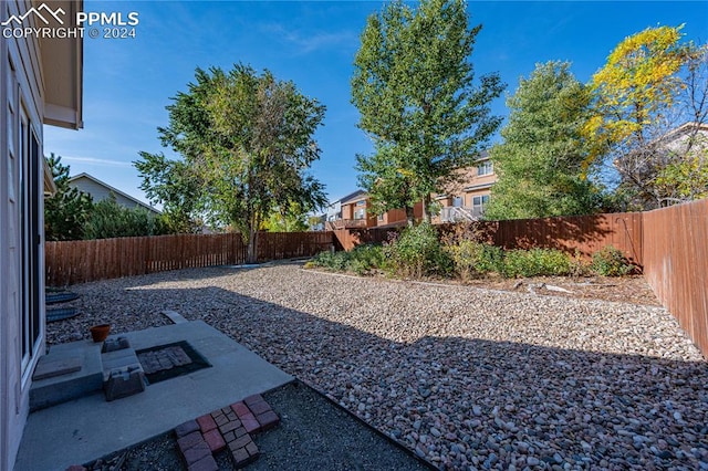 view of yard featuring a patio area