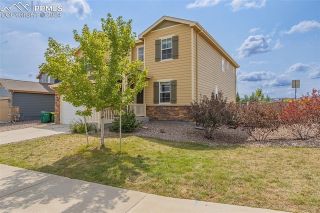 view of front of property featuring a front yard and a garage