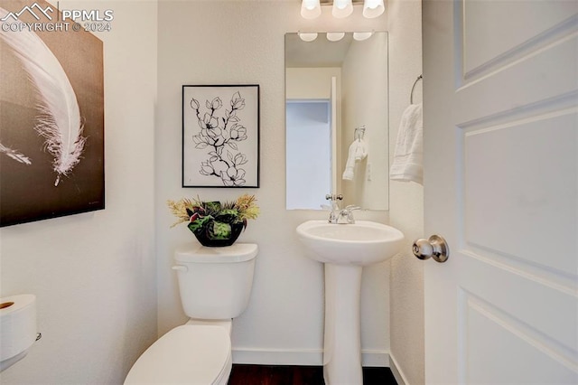 bathroom featuring toilet and sink