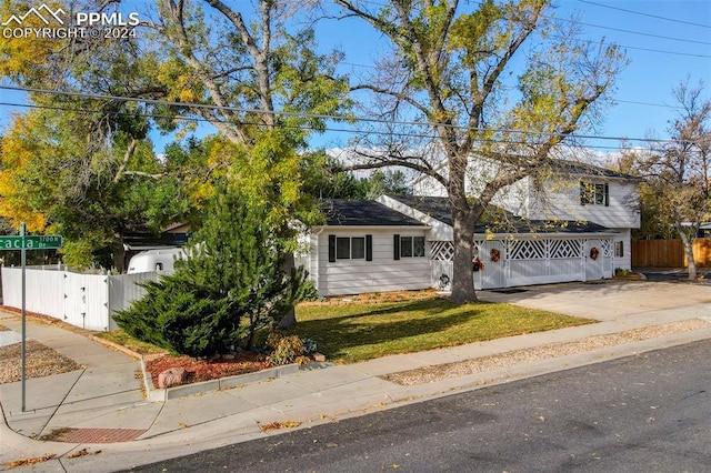 view of front of house with a front yard