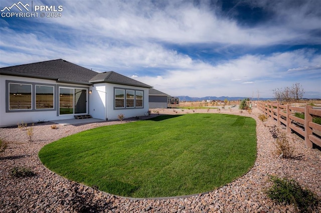 view of yard featuring a mountain view