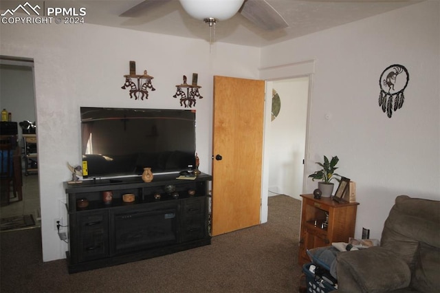 carpeted living room featuring ceiling fan