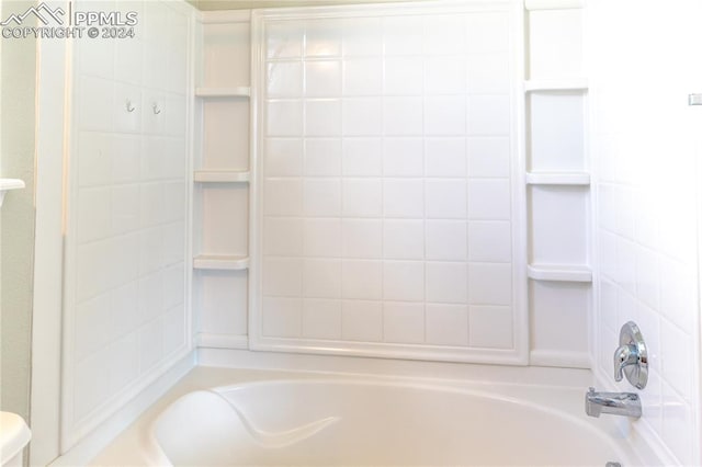 bathroom with tiled shower / bath combo